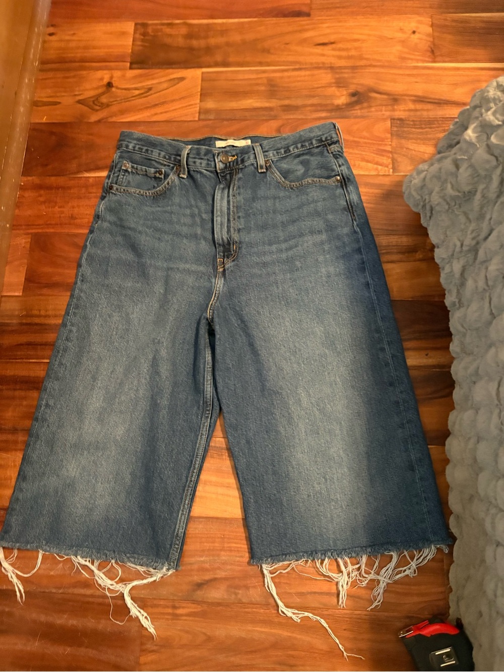 Levi’s High Loose Jeans Size 32‎ High Rise Wide Leg Raw Hem Blue Denim